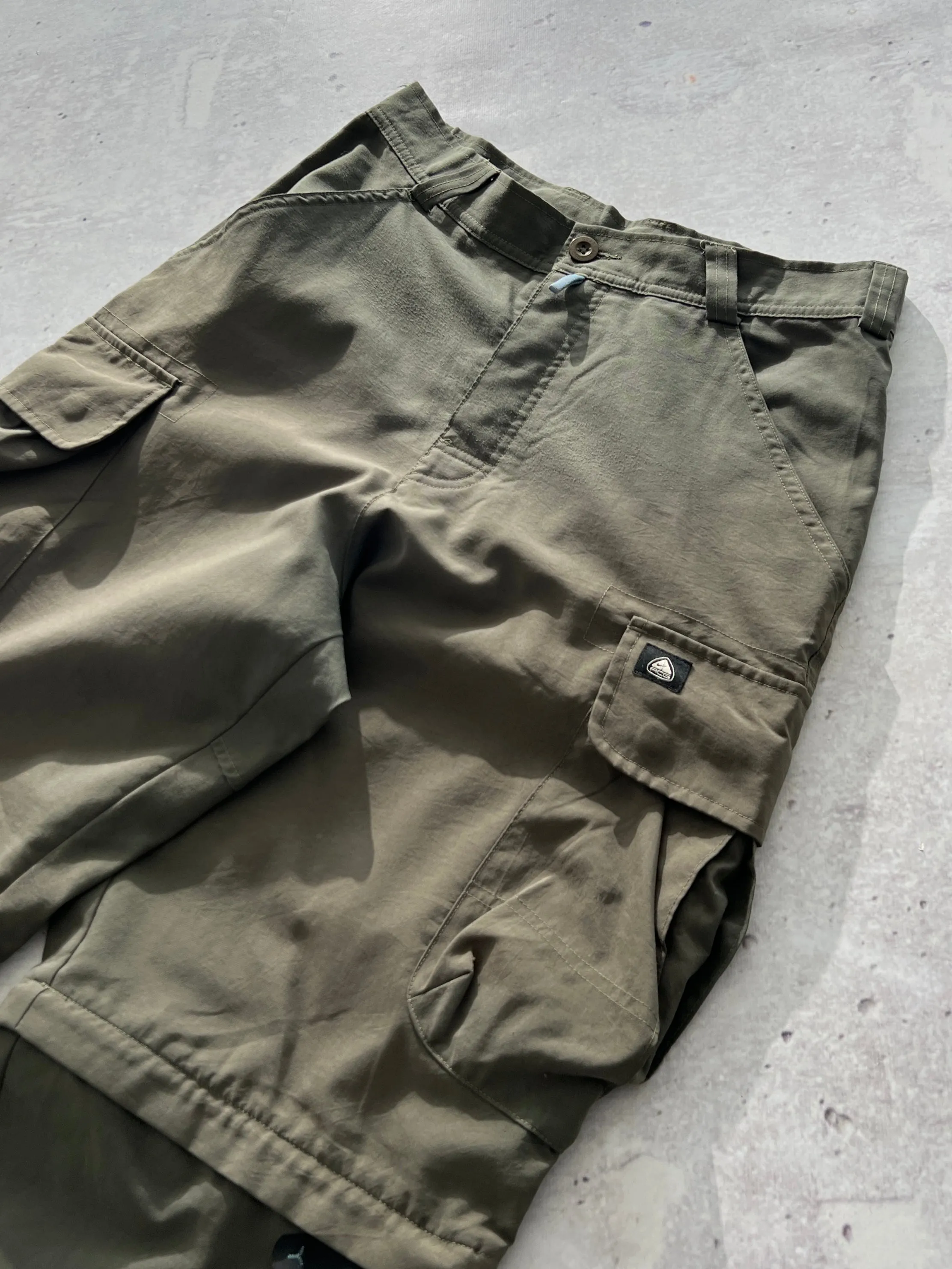 00's Nike ACG 2 in 1 cargo pants / shorts (W30 x L31)