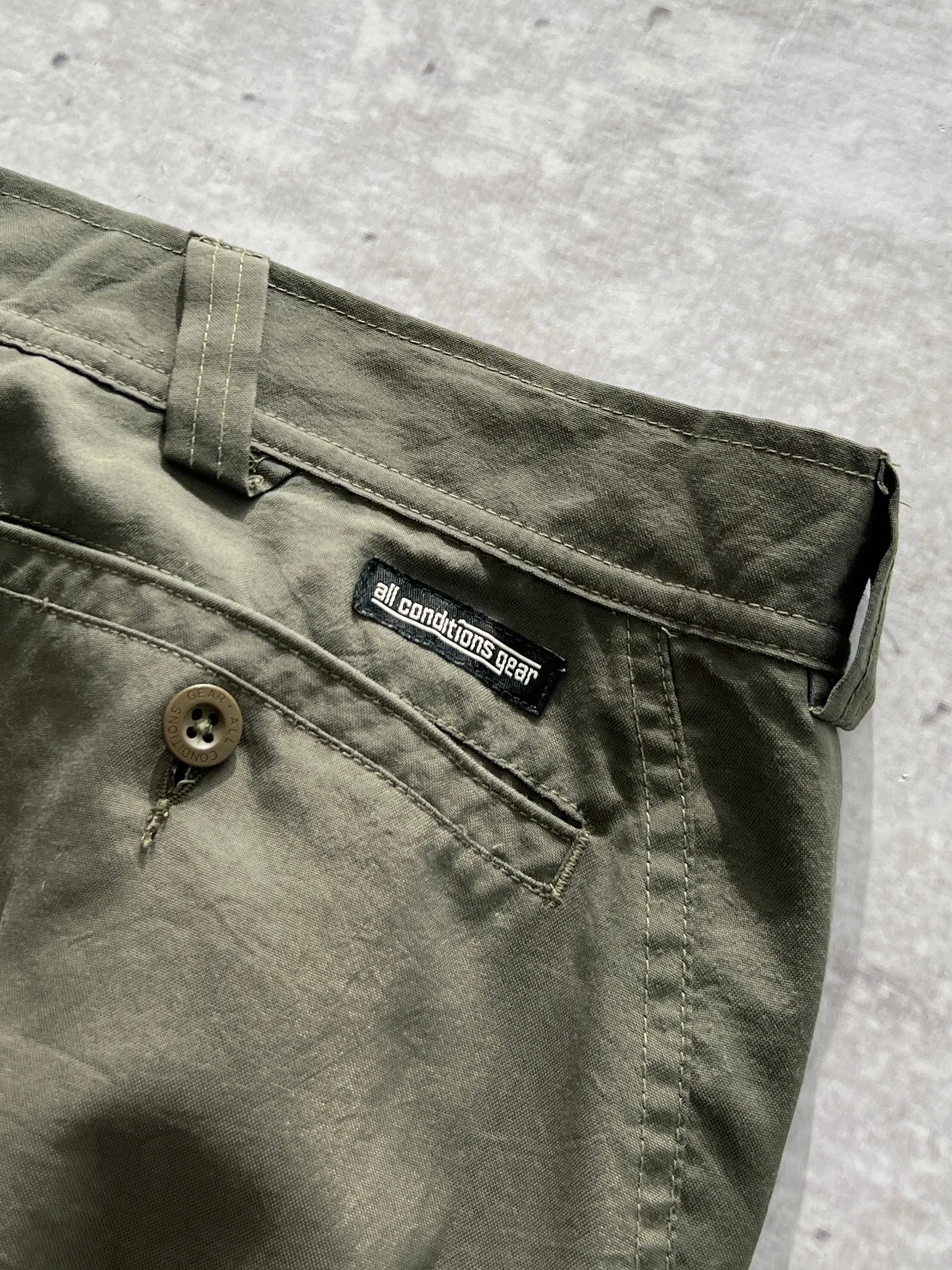 00's Nike ACG 2 in 1 cargo pants / shorts (W30 x L31)