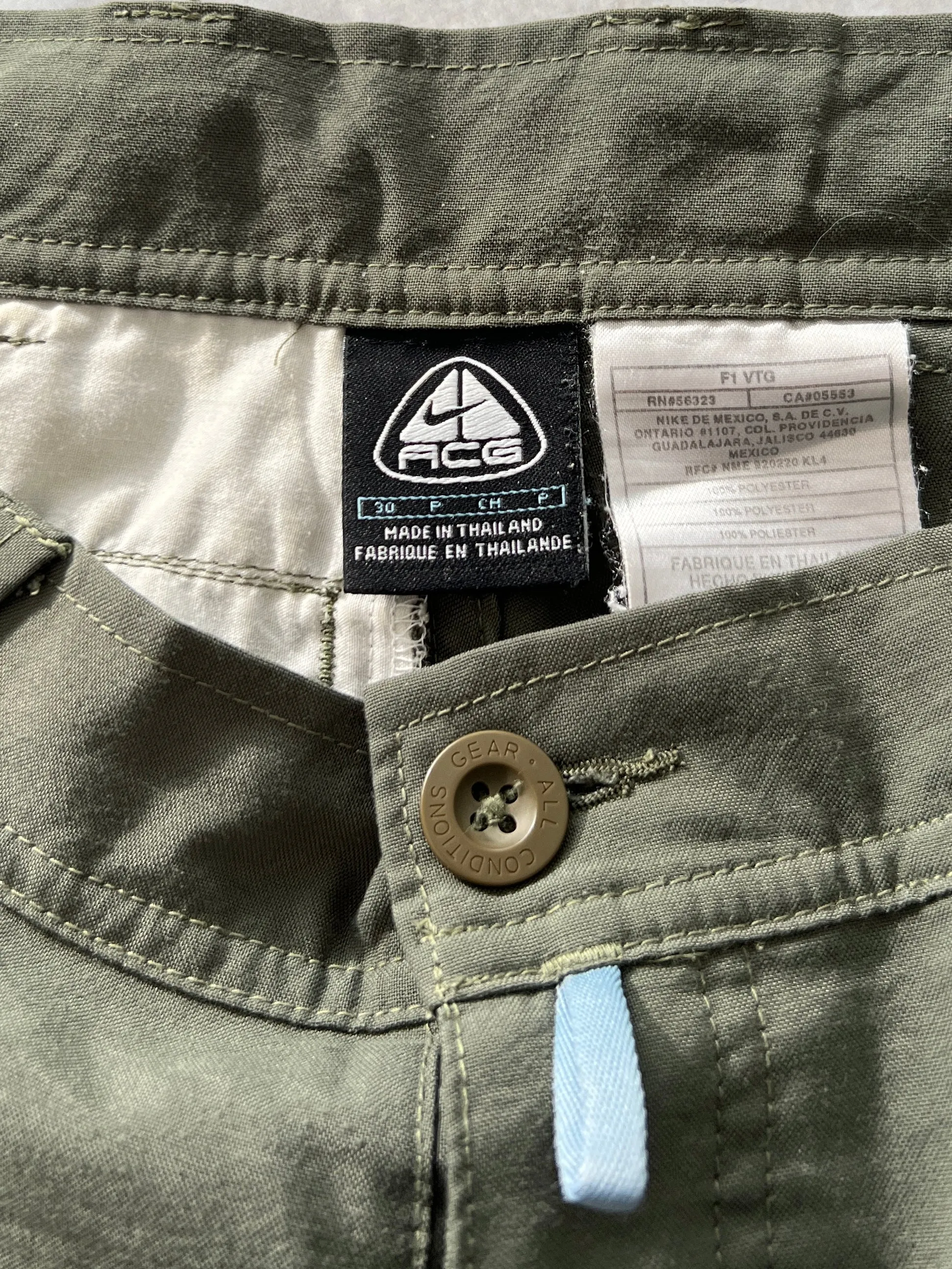 00's Nike ACG 2 in 1 cargo pants / shorts (W30 x L31)