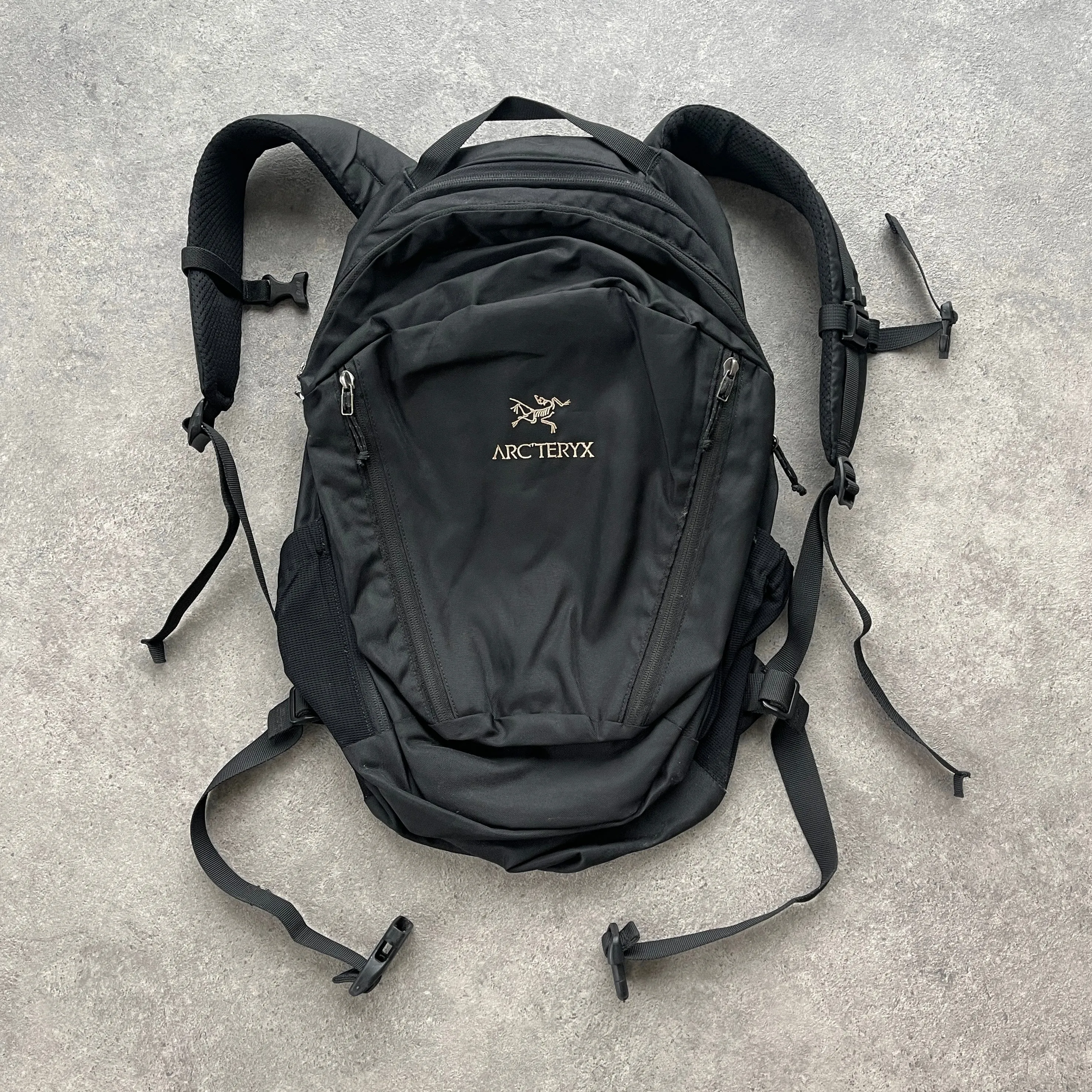 Arc’teryx Mantis 26 backpack (20”x12”x10”)