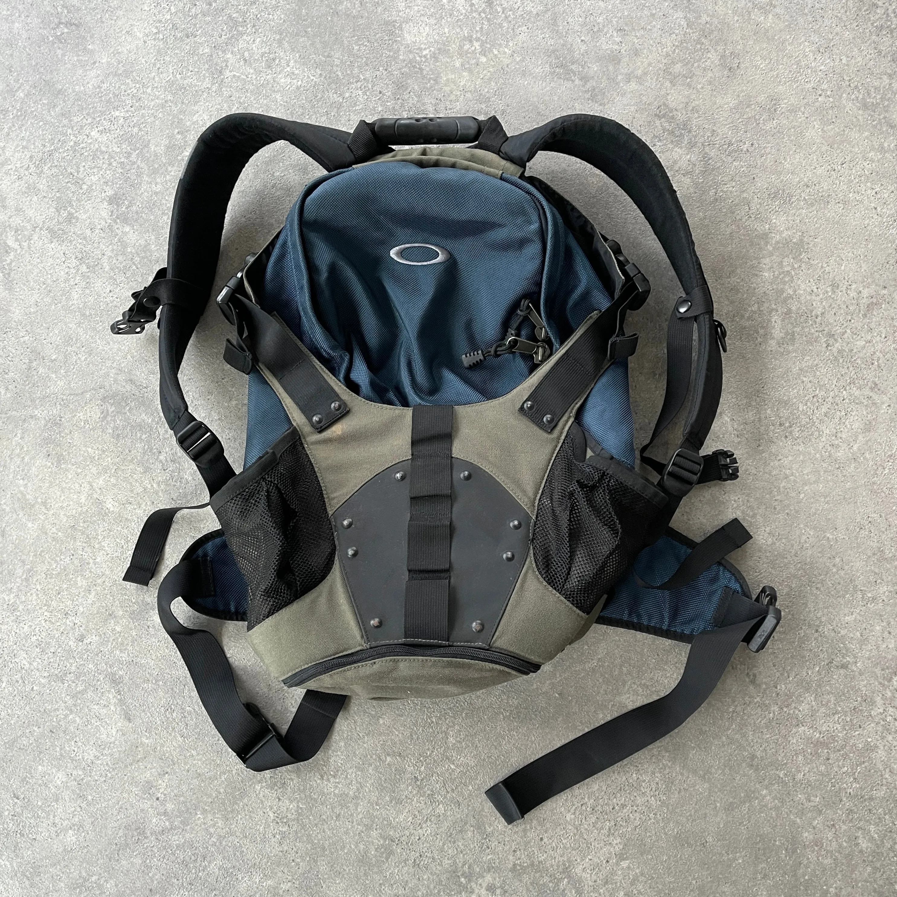 Oakley Software RARE 2000s technical utility backpack (22”x15”x8”