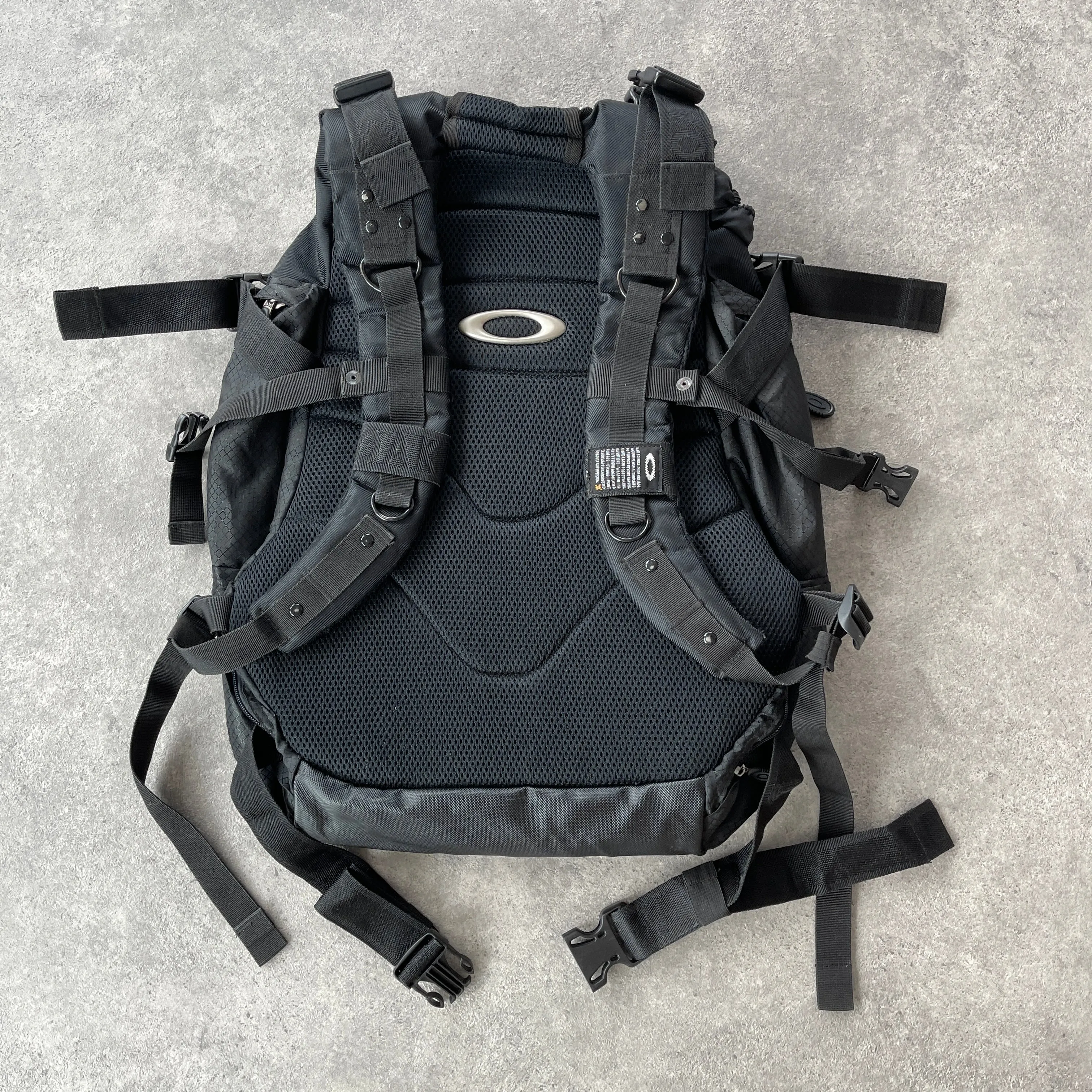 Oakley Software RARE 2000s technical utility backpack (22”x18”x10”)